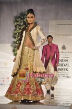 Model walks the ramp for Manish Malhotra at Aamby Valley India Bridal Week day 5 on 2nd Nov 2010 (15).JPG